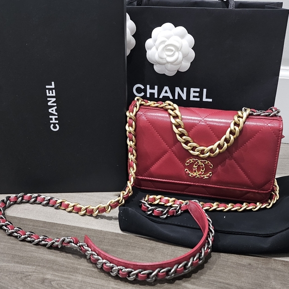 *SOLD* Chanel 19 Wallet On Chain - Picture 1 of 12